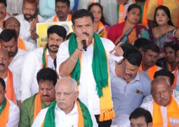 ವಕ್ಫ್ ಬೋರ್ಡ್ ಹೆಸರಿನಲ್ಲಿ ಕಾಂಗ್ರೆಸ್ ಮುಖಂಡರಿಂದ ಜಮೀನು ಲೂಟಿ: ವಿಜಯೇಂದ್ರ