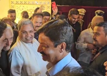 ಸಿಎಂ ಸಿದ್ದರಾಮಯ್ಯ, ರಮೇಶ್ ಜಾರಕಿಹೊಳಿ ಪರಸ್ಪರ ಭೇಟಿ