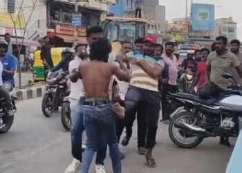 ನಡು ರಸ್ತೆಯಲ್ಲಿ ಬೈಕ್ ಸವಾರರ ಬಿಗ್ ಫೈಟ್!