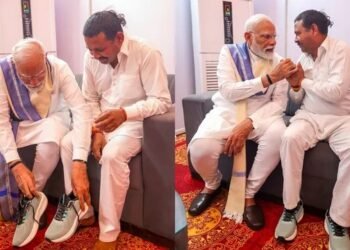 ಅಭಿಮಾನಿಗೆ ಶೂ ತೊಡಿಸಿ, ಆತನ 14 ವರ್ಷದ ಪ್ರತಿಜ್ಞೆ ಈಡೇರಿಸಿದ ಮೋದಿ; ವೀಡಿಯೋ ಇಲ್ಲಿದೆ