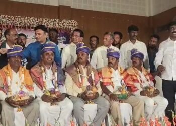 ಸಚಿವರ ಮುಂದೆಯೇ ತಹಸೀಲ್ದಾರ್ ತರಾಟೆ ತೆಗೆದುಕೊಂಡ ಮುಖಂಡರು!