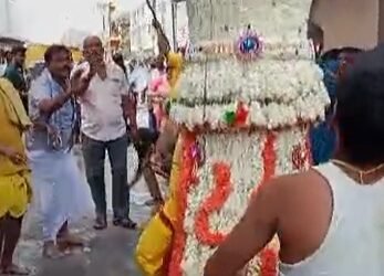 ಆಯ ತಪ್ಪಿ ಬಿದ್ದ ಕರಗ ಹೊತ್ತ ಪೂಜಾರಿ !