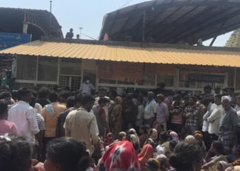 ಸವದತ್ತಿ ಪಟ್ಟಣದ ಯಲ್ಲಮ್ಮ ರೇಣುಕಾ ದೇವಿ ಆವರಣದಲ್ಲಿನ ಅನಧಿಕೃತ ಮಳಿಗೆಗಳ ತೆರವು; ವಿರೋಧ