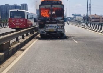 ಚಲಿಸುತ್ತಿದ್ದ ಲಾರಿಯಲ್ಲಿ ಏಕಾಏಕಿ ಬೆಂಕಿ: ಕೆಲಕಾಲ ಆತಂಕ