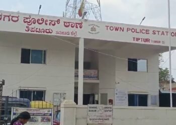 ಪೊಲೀಸ್ ಠಾಣೆ ಎದುರು ಅರೆ ಬೆತ್ತಲೆ ಪ್ರತಿಭಟನೆ