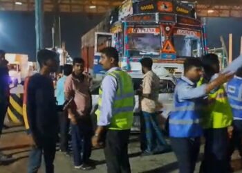 ನಿಂತಿದ್ದ ಕಾರಿಗೆ ಲಾರಿ ಡಿಕ್ಕಿ: ವ್ಯಕ್ತಿ ಗಂಭೀರ