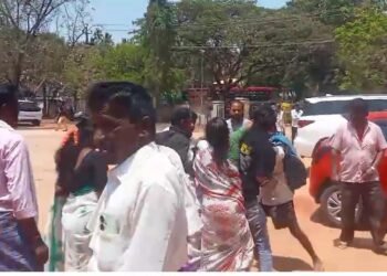 ಆಸ್ತಿ ವಿವಾದ: ನಡು ರಸ್ತೆಯಲ್ಲೇ ಬಡಿದಾಡಿಕೊಂಡ ಕುಟುಂಬಸ್ಥರು