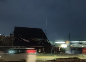 ಬಿರುಗಾಳಿಗೆ ಧರೆಗೆ ಉರುಳಿದ ಬೃಹತ್ ಜಾಹೀರಾತು ಫಲಕ