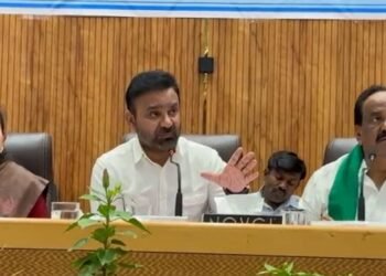 ರೇಷ್ಮೆ ಇಲಾಖೆ ಅಧಿಕಾರಿ ತರಾಟೆಗೆ: ಧಾರವಾಡ ಕೆಡಿಪಿ ಸಭೆಯಲ್ಲಿ ನಡೆದ ಘಟನೆ