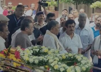 ಉಗ್ರರಿಗೆ ಕನ್ನಡಿಗರಿಬ್ಬರು ಬಲಿ: ಅಂತಿಮ ದರ್ಶನ ಪಡೆದ ಸಿಎಂ