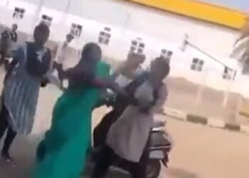 ವಿದ್ಯಾರ್ಥಿಯಿಂದ ಶಿಕ್ಷಕಿಗೆ ಚಪ್ಲಿಯೇಟು, ಛೀ ಇದೆಂಥಾ ಸಂಸ್ಕಾರ ಎಂದ ನೆಟ್ಟಿಗರು..