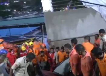 ದೇವಸ್ಥಾನದ ಗೋಡೆ ಕುಸಿತ; 9 ಜನ ಬಲಿ