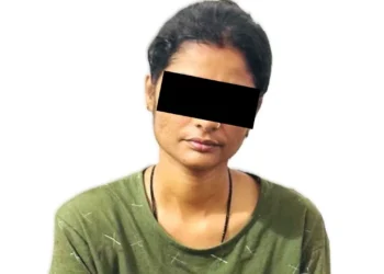 ಬುದ್ಧಿ ಹೇಳಿದ್ದಕ್ಕೆ ಪತಿಗೆ ಚಾಕು ಇರಿದ ಪತ್ನಿ