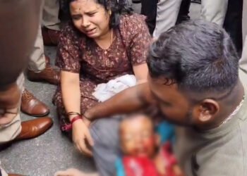 ಪೊಲೀಸರ ಎಡವಟ್ಟು: ಬೈಕ್‌ನಿಂದ ಕೆಳಗೆ ಬಿದ್ದು ಮಗು ಬಲಿ