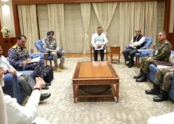 ಪಾಕ್ ಉದ್ಧಟತನ: ಮೂರು ಸೇನಾ ಮುಖ್ಯಸ್ಥರೊಂದಿಗೆ ಪ್ರಧಾನಿ ಸಭೆ