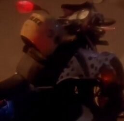 ಪೊಲೀಸರ ಬೈಕ್ ನಲ್ಲೇ ಬಿಯರ್ ಬಾಟಲಿ ಪತ್ತೆ