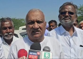 ಶಾಸಕ, ಸಚಿವರಿಗೆ ಬುದ್ಧಿ ಮಾತು ಹೇಳಿದ ಕಾಗೆ