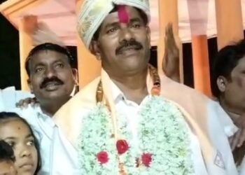 ಯುದ್ಧ ಭೂಮಿಗೆ ಮರಳಿ ಹೋಗುತ್ತಿರುವ ಹೆಮ್ಮೆಯ ಮಗ