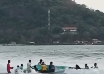 ಪ್ರವಾಸಿಗರಿದ್ದ ಬೋಲ್ಟ್ ಪಲ್ಟಿ!