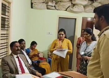 ಬಲ್ಬ್ ಹಾಕಿಸುವ ಯೋಗ್ಯತೆ ಇಲ್ವಾ, PDOಗೆ ವೀರಪ್ಪ ಕ್ಲಾಸ್