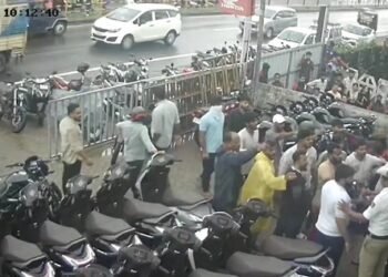 ರಹೀಂ ಶವ ಮೆರವಣಿಗೆ: ಬೈಕ್‌ ಶೋರೂಂ ಮೇಲೆ ಕಲ್ಲು ತೂರಾಟ 