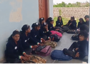 ಶಿಕ್ಷಕ ಅಮಾನತು; ವಿದ್ಯಾರ್ಥಿಗಳಿಂದ ಪ್ರತಿಭಟನೆ