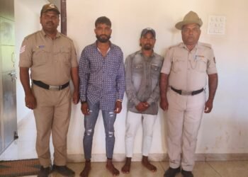 ರಸ್ತೆ ಮಧ್ಯೆಯೇ ಲಾಂಗ್ ಹಿಡಿದು ಅವಾಜ್: ಲಾಕ್