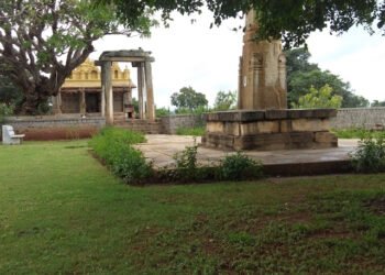 ಪುಂಡರ ಅಡ್ಡೆಯಾದ ಐತಿಹಾಸಿಕ ದೇವಾಲಯ