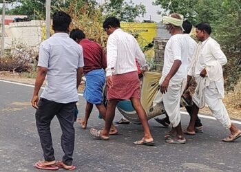 ಪ್ರಾಣಿಯಂತೆ ಚಾದರ್ ನಲ್ಲಿ ಮೃತದೇಹ ಸಾಗಿಸಿದ ಗ್ರಾಮಸ್ಥರು