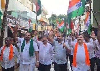 ಮಳೆಯನ್ನೂ ಲೆಕ್ಕಿಸದೆ ಹೆಜ್ಜೆ ಹಾಕಿದ ದೇಶಾಭಿಮಾನಿಗಳು