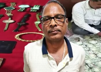 ಜಾಗೃತ ದಳದ ದಾಳಿಯ ವೇಳೆ ಮನೆ ಕಿಟಕಿಯಿಂದ ಲಂಚದ 2.1 ಕೋಟಿ ರೂಪಾಯಿ ಹೊರಕ್ಕೆಸೆದ ಅಧಿಕಾರಿ