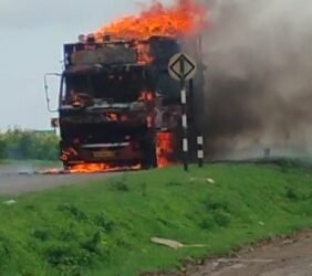 ರಾಷ್ಟ್ರೀಯ ಹೆದ್ದಾರಿಯಲ್ಲಿ ಹೊತ್ತಿ ಉರಿದ ಲಾರಿ!
