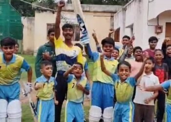 ಪುಟಾಣಿ ಕ್ರಿಕೆಟರ್ಸ್ ಗಳಿಂದ ಆರ್ ಸಿಬಿಗೆ ಶುಭ ಹಾರೈಕೆ