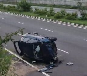 ರಸ್ತೆಯಲ್ಲಿ ಇಟ್ಟಿದ್ದ ಕಲ್ಲಿನಿಂದಾಗಿ ಕಾರು ಅಪಘಾತ!