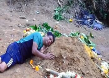 ಮಗನ ಸಮಾಧಿಯ ಮುಂದೆ ಗೋಳಾಡುತ್ತಿರುವ ತಂದೆ