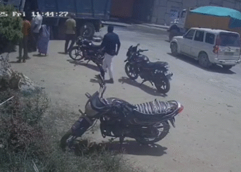 ಟಿಪ್ಪರ್ ಗಳ ಮಧ್ಯೆ ಮುಖಾಮುಖಿ ಡಿಕ್ಕಿ; ದೊಡ್ಡ ಅನಾಹುತ ಜಸ್ಟ್ ಮಿಸ್