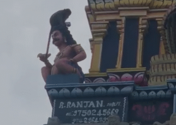 ಭಕ್ತರ ಫೋನ್ ಕಿತ್ತು ಮಂಗನ ಚೇಷ್ಟೆ