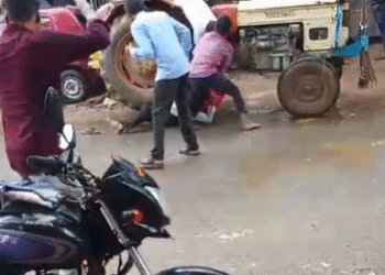 ಟ್ರ್ಯಾಕ್ಟರ್ ಚಕ್ರದಡಿ ಸಿಲುಕಿದ ಇಬ್ಬರು