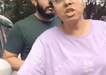 ಪ್ರಯಾಣಿಕರಿಗೆ ನಡು ರಸ್ತೆಯಲ್ಲೇ ನಿಂದಿಸಿದ ಕ್ಯಾಬ್ ಚಾಲಕ