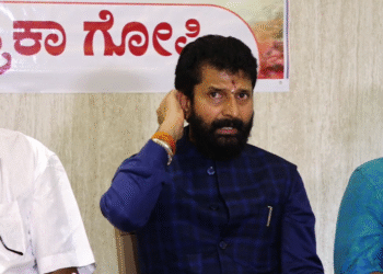 ರಾಜಕಾರಣ ಬಿಟ್ಟು ಹೃದಯಾಘಾತದ ಹಿಂದಿನ ಕಾರಣ ಹುಡುಕಲಿ