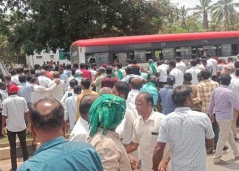 ಸ್ವಾಮೀಜಿಗಳ ಮೇಲೆ ಎಫ್ ಐಆರ್; ಪ್ರತಿಭಟನೆ