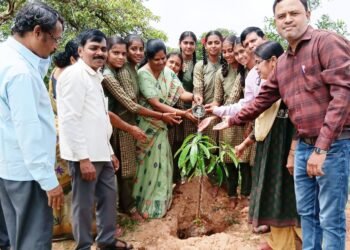 ತಾಯಿ ಹೆಸರಿನಲ್ಲಿ ಒಂದು ಗಿಡ ನೆಡೋಣ’: ಗಳಗಿ ಹುಲಕೊಪ್ಪದ ವಿದ್ಯಾರ್ಥಿಗಳ ಸಂಕಲ್ಪ