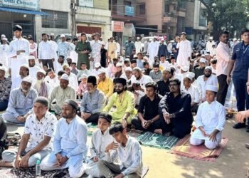 ರಸ್ತೆಯಲ್ಲೇ ಕುಳಿತು ನಮಾಜ್ ಮಾಡಿ ಹೋದ ಜಮೀರ್ ಅಹ್ಮದ್