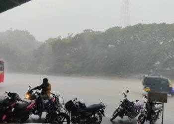 ಬಸ್ ನಿಲ್ದಾಣದೊಳಗೆ ನುಗ್ಗಿದ ನೀರು