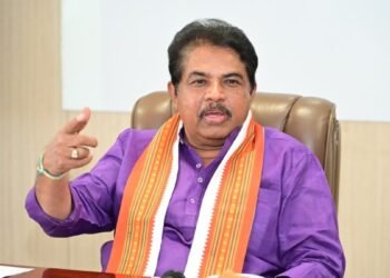 ವಿಧಾನಸೌಧ ಹಂಚಿಕೊಂಡಿರುವ ಸಿದ್ದು, ಡಿಕೆಶಿ; ಅಶೋಕ್