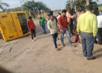 ಬೆಳ್ಳಂಬೆಳಗ್ಗೆ ಸ್ಕೂಲ್ ಬಸ್ ಡಿಕ್ಕಿ