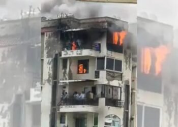 ದಿಲ್ಲಿ ಅಪಾರ್ಟ್ಮೆಂಟ್ನಲ್ಲಿ ಅಗ್ನಿ ಅವಘಡ: 7ನೇ ಮಹಡಿಯಿಂದ ಜಿಗಿದ ಅಪ್ಪ, ಇಬ್ಬರು ಮಕ್ಕಳು ಸಾವು