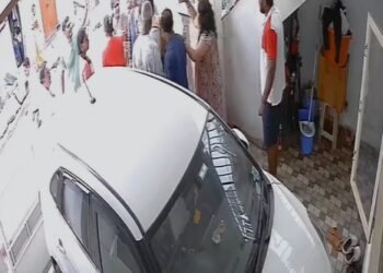 ನಾಯಿಗೆ ಕಲ್ಲು ಹೊಡೆದಿದ್ದಕ್ಕೆ ಫೈಟ್!