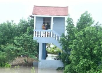 ತೋಟದ ಮನೆಯಲ್ಲಿ ಸಿಲುಕಿದ ಕುಟುಂಬ