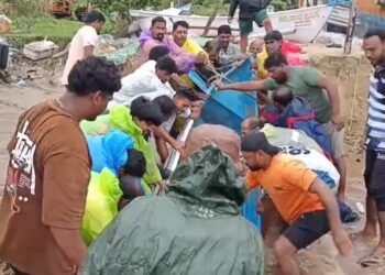 ಮಳೆಯಿಂದಾಗಿ ನೀರಿನಲ್ಲೇ ನಿಂತ ಸಾಂಪ್ರದಾಯಿಕ ದೋಣಿಗಳು